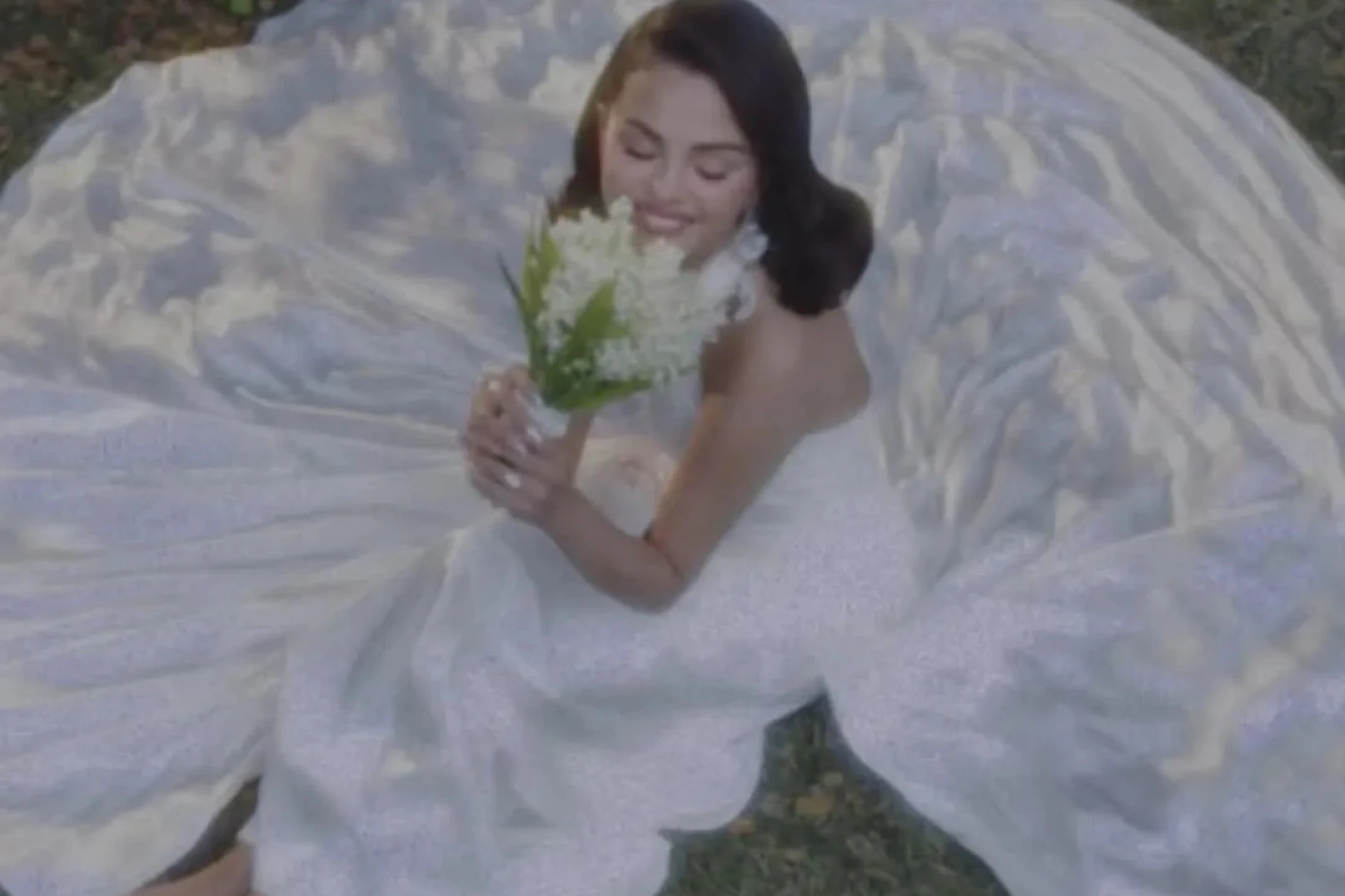 Selena Gomez otkrila je pravi razlog zašto je imala čak 3 vjenčanice, ali i koja joj je omiljena