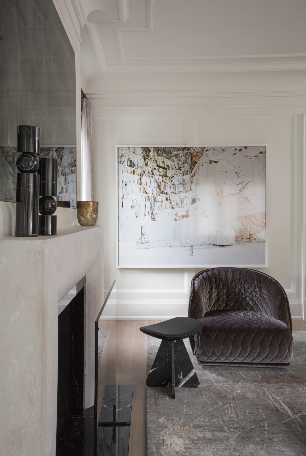 Tamne nijanse domu daju snažniji karakter, a ovaj stan to savršeno prikazuje