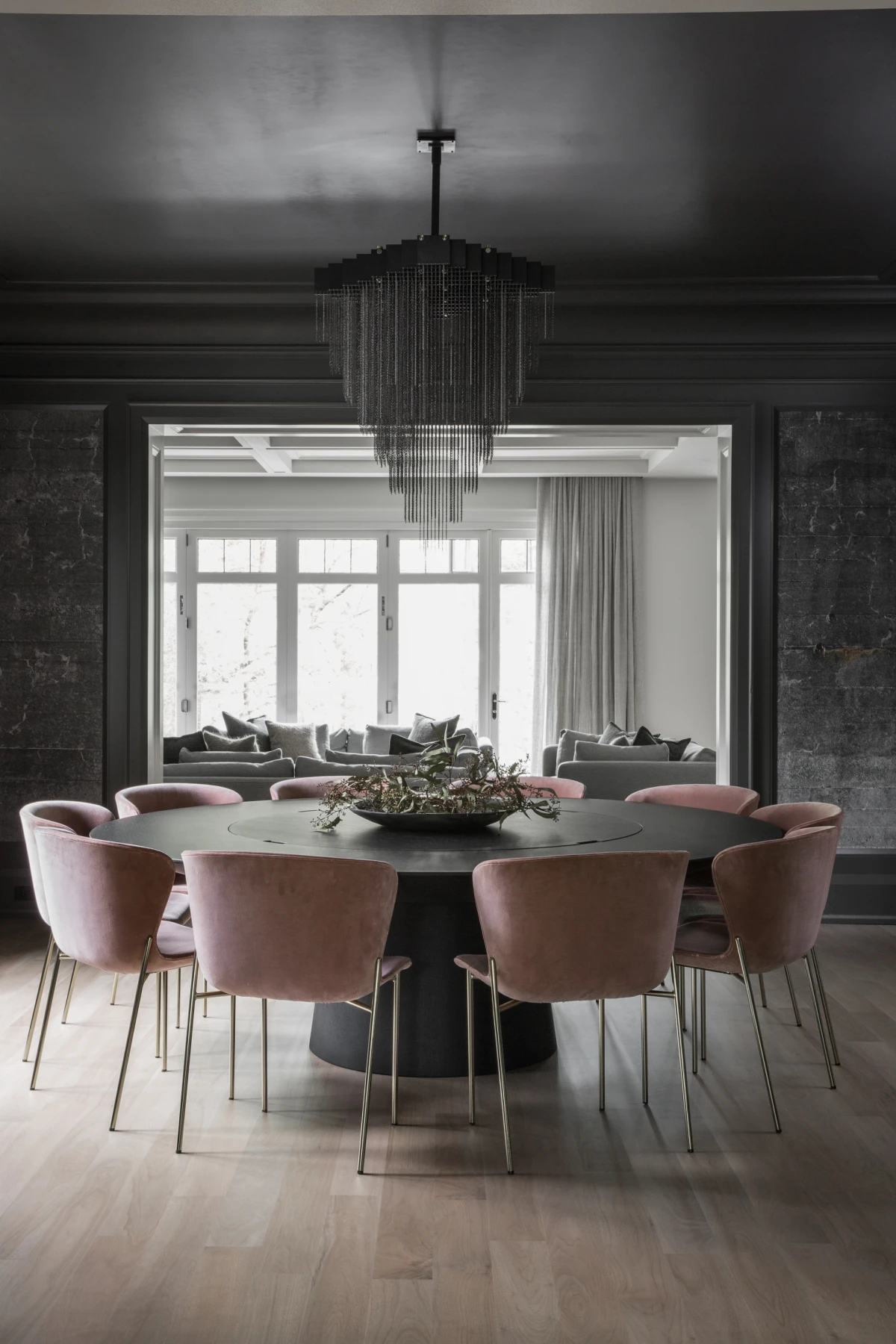 Tamne nijanse domu daju snažniji karakter, a ovaj stan to savršeno prikazuje