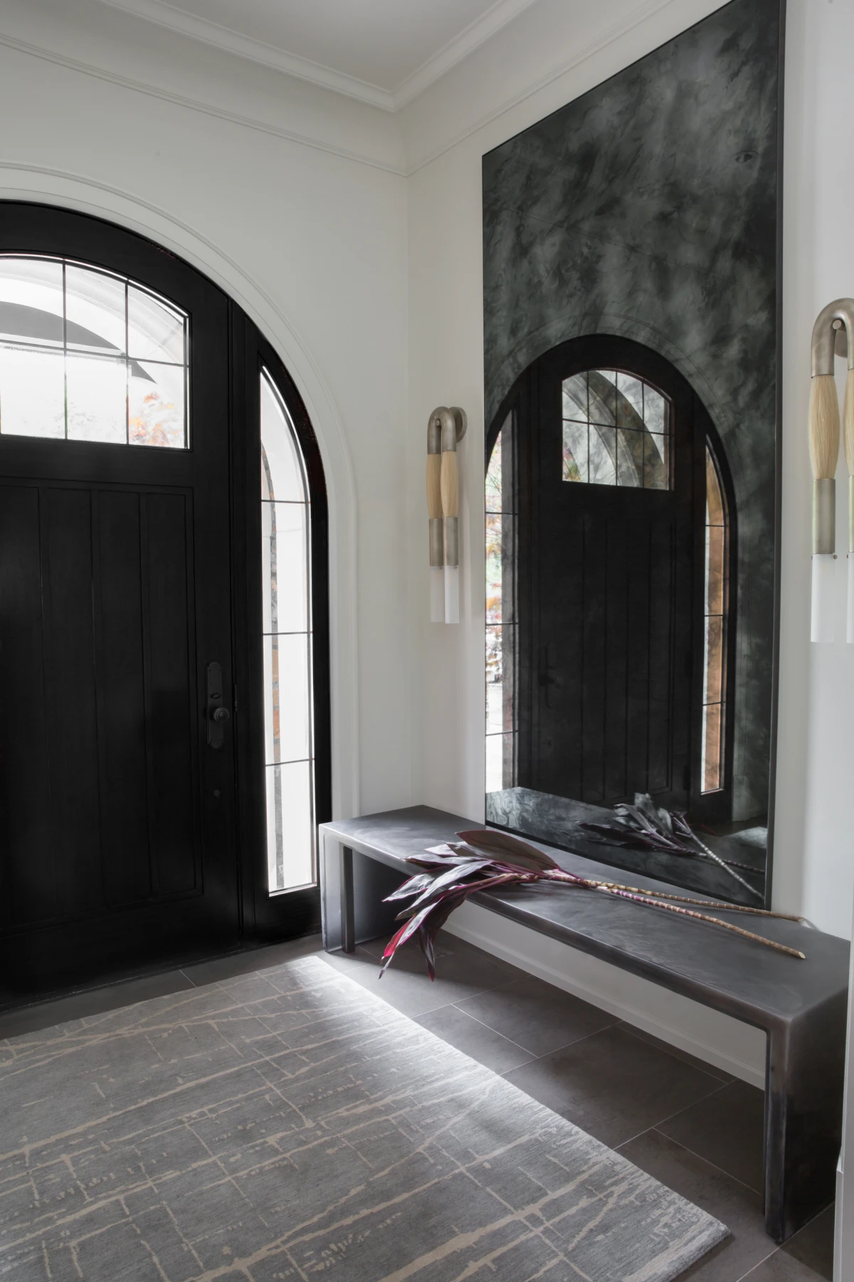 Tamne nijanse domu daju snažniji karakter, a ovaj stan to savršeno prikazuje