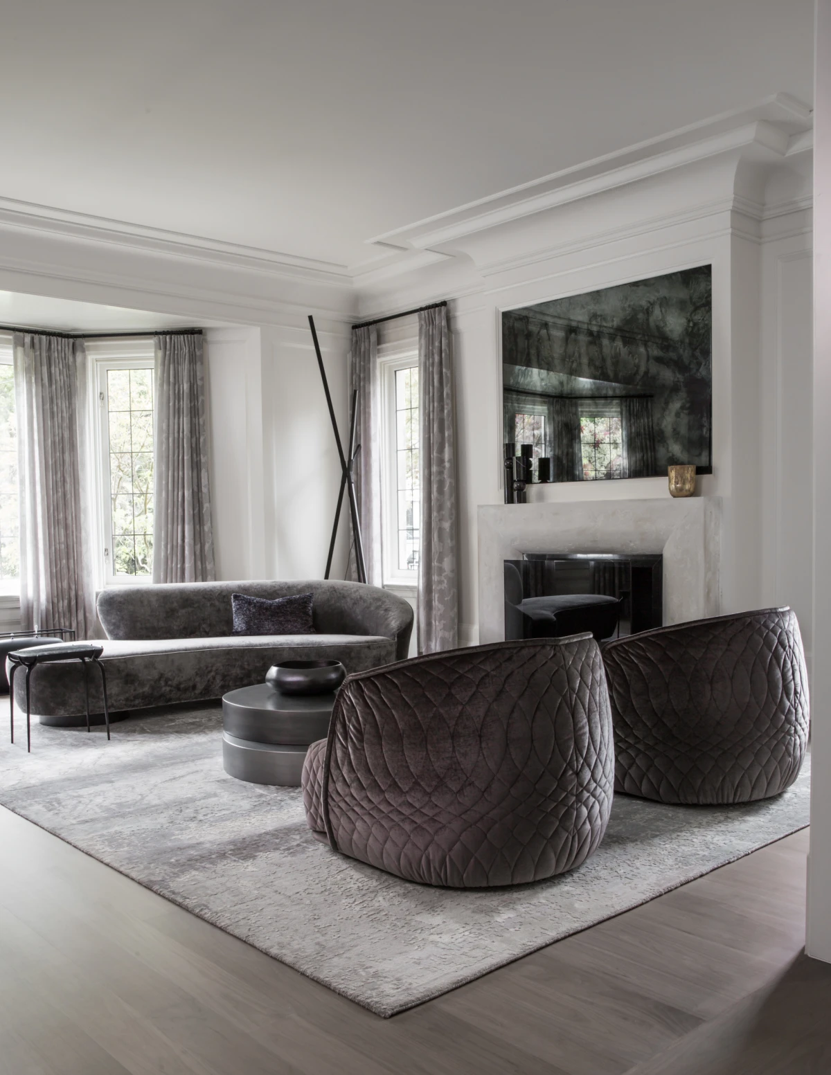 Tamne nijanse domu daju snažniji karakter, a ovaj stan to savršeno prikazuje