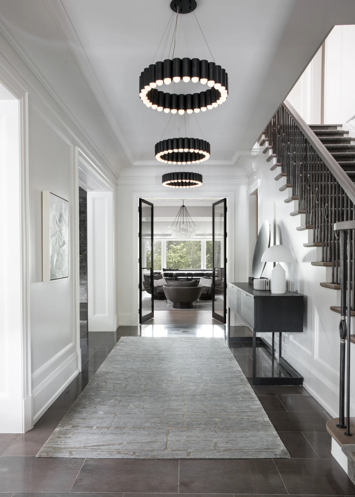 Tamne nijanse domu daju snažniji karakter, a ovaj stan to savršeno prikazuje