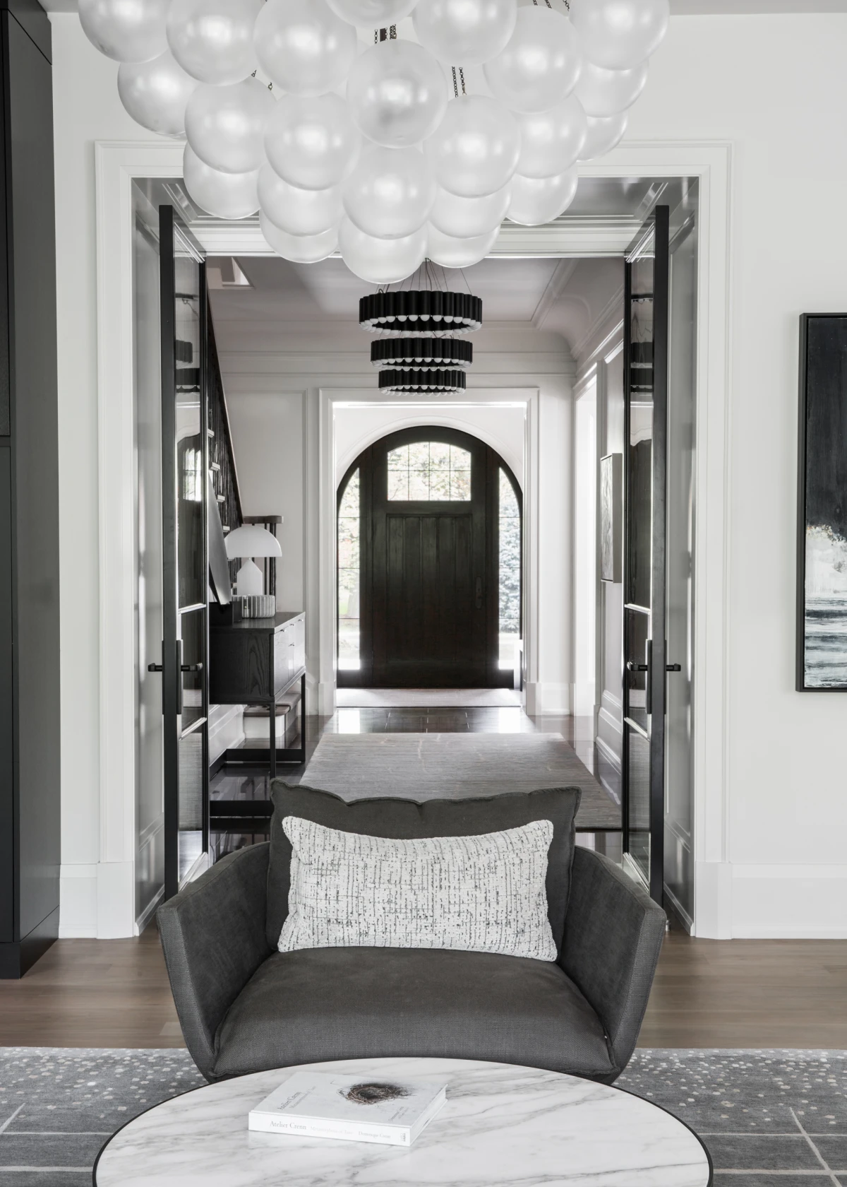 Tamne nijanse domu daju snažniji karakter, a ovaj stan to savršeno prikazuje