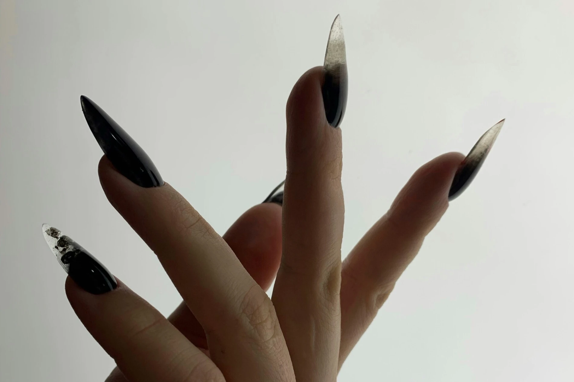 Manikura tjedna: Crni chrome nokti kao najglamurozniji Halloween trend