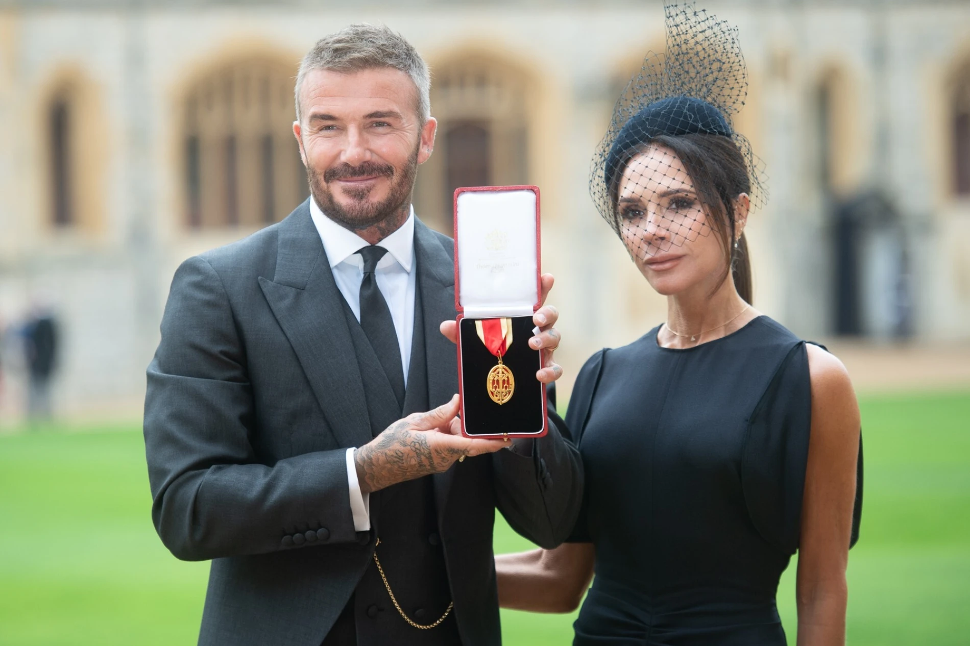 David Beckham je tijekom odlikovanja viteškom titulom nosio muško odijelo s potpisom njegove supruge