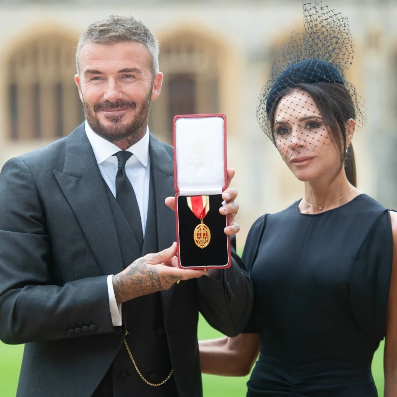 David Beckham je tijekom odlikovanja viteškom titulom nosio muško odijelo s potpisom njegove supruge