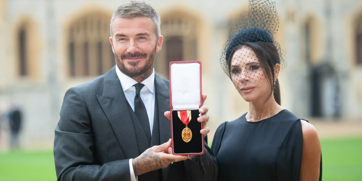 David Beckham je tijekom odlikovanja viteškom titulom nosio muško odijelo s potpisom njegove supruge