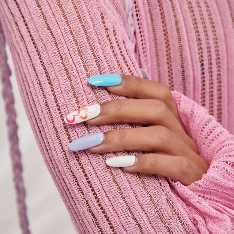 Nebesko plave i icy manikure će vladati ovom zimom!