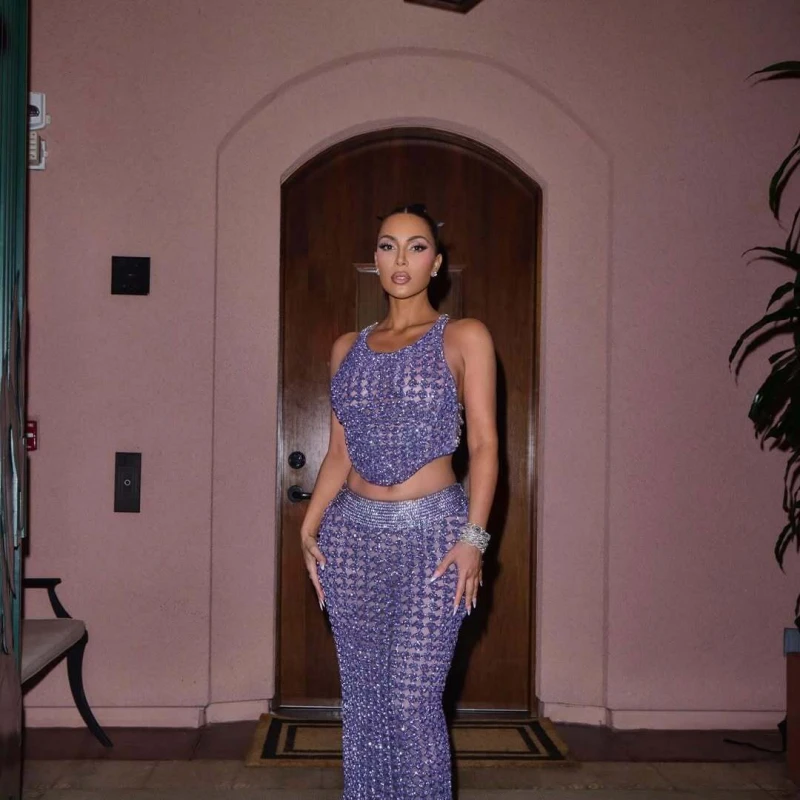 Zbog ove kombinacije Kim Kardashian sve što želimo nositi jesu ljubičaste šljokice