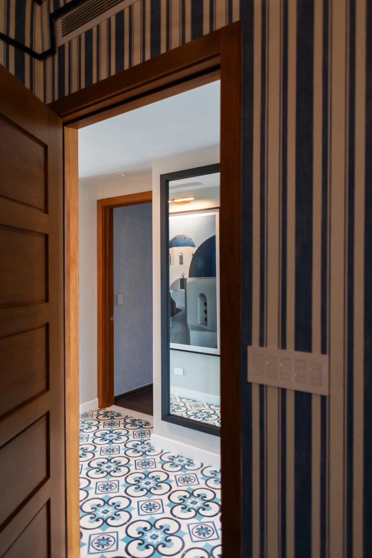 Ovaj renovirani dom s pogledom na Tihi ocean oduševio nas je posebnim mediteranskim tkaninama i detaljima