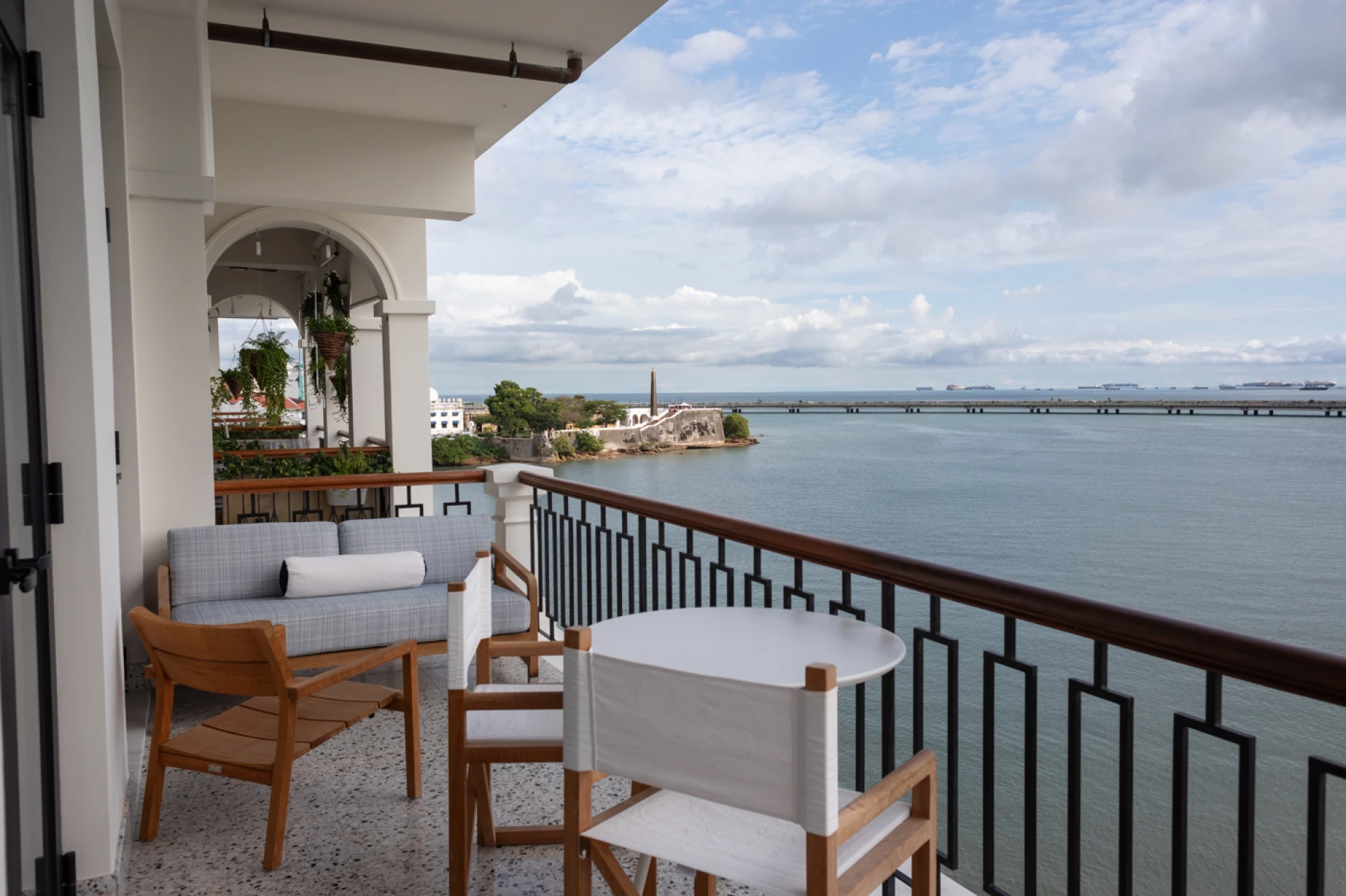 Ovaj renovirani dom s pogledom na Tihi ocean oduševio nas je posebnim mediteranskim tkaninama i detaljima