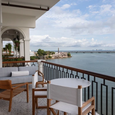 Ovaj renovirani dom s pogledom na Tihi ocean oduševio nas je posebnim mediteranskim tkaninama i detaljima