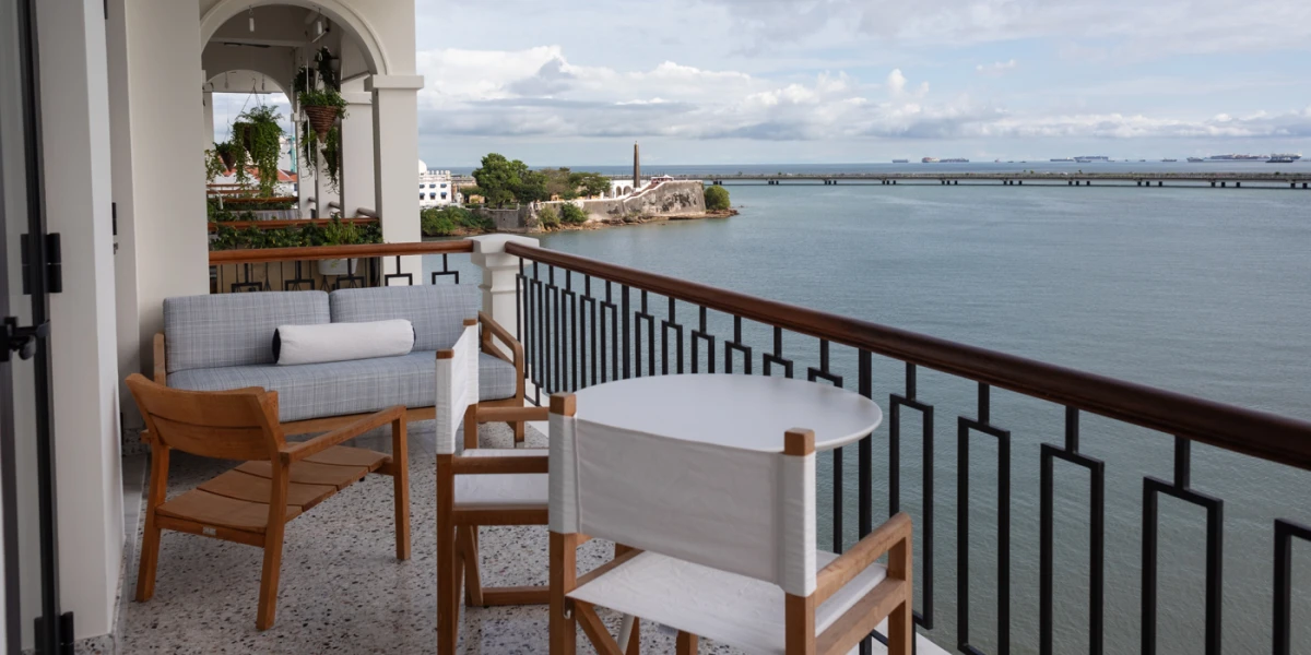 Ovaj renovirani dom s pogledom na Tihi ocean oduševio nas je posebnim mediteranskim tkaninama i detaljima