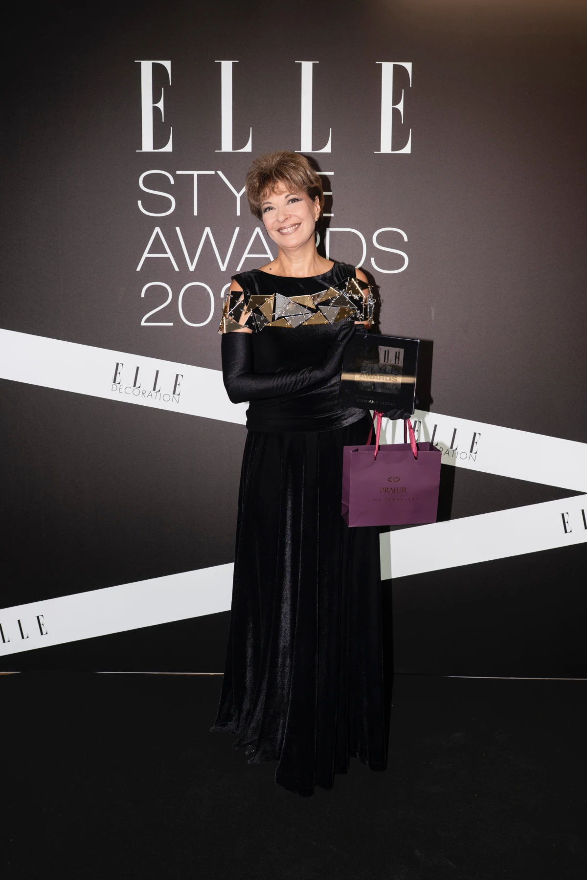 Redakcija Ellea uručila je Vedrani Rudan vrijedan i jedinstven poklon