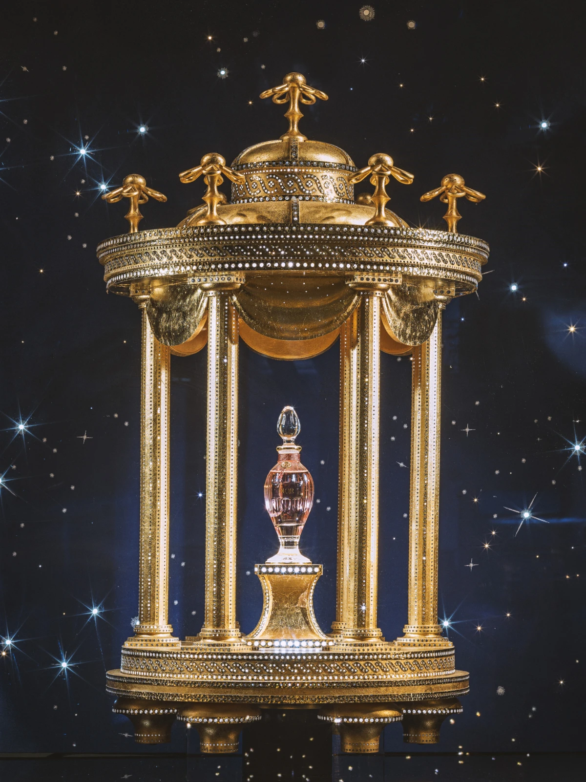 Dior nas je ponovo osvojio čarobnim božićnim izlogom u Parizu