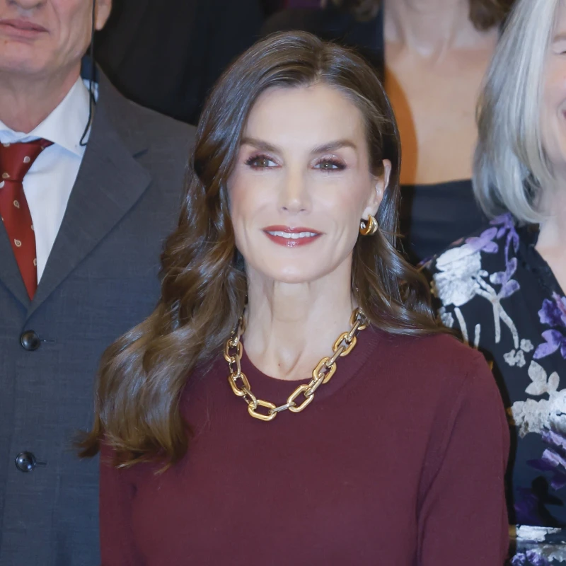 Steal the Look: Kraljica Letizia zablistala je u bordo kombinaciji od glave do pete