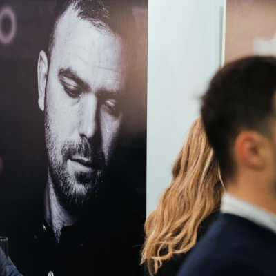 Izložba fotografija koja razbija predrasude: Otvorena je „Muška strana priče”