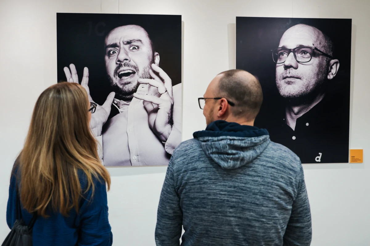 Izložba fotografija koja razbija predrasude: Otvorena je „Muška strana priče”