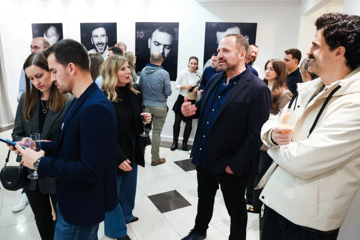 Izložba fotografija koja razbija predrasude: Otvorena je „Muška strana priče”