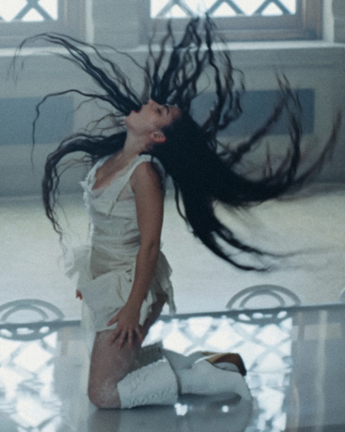 Charli XCX oduševila nas je hit McQueen čizmama u novom spotu