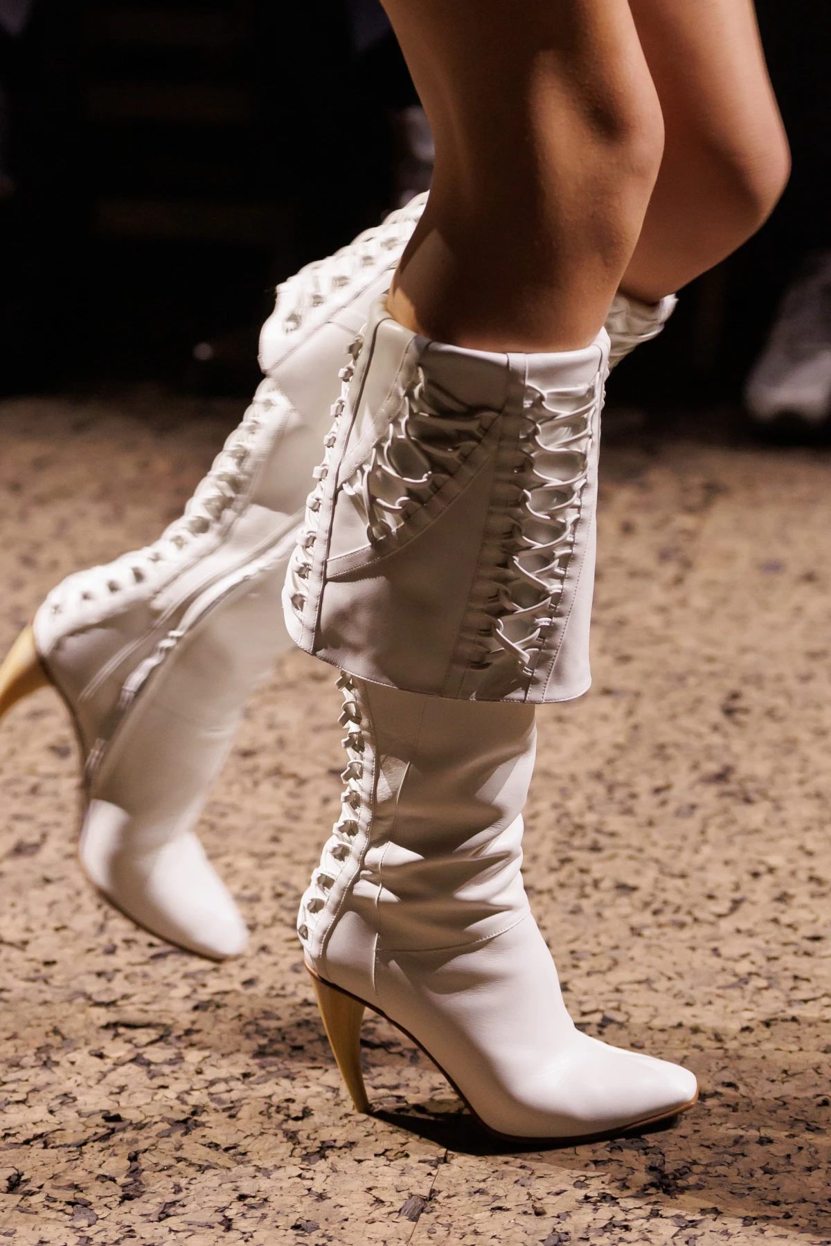 Charli XCX oduševila nas je hit McQueen čizmama u novom spotu