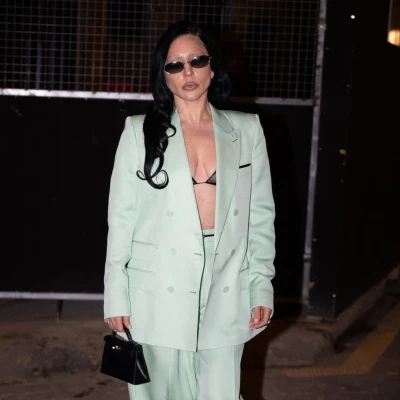 Look dana: Lady Gaga u Tom Ford odijelu (ne)očekivane boje