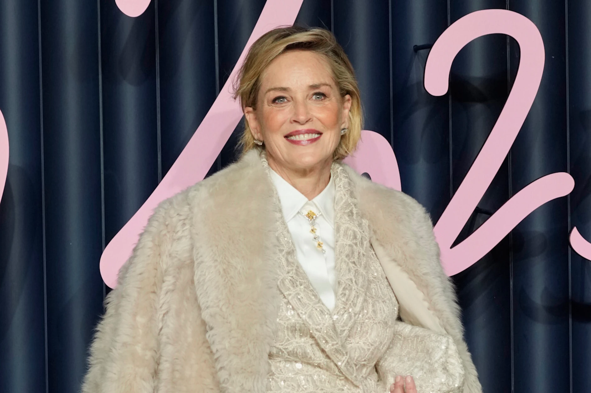 Sharon Stone nam je dokazala da je bijelo odijelo savršen izbor za svečana događanja