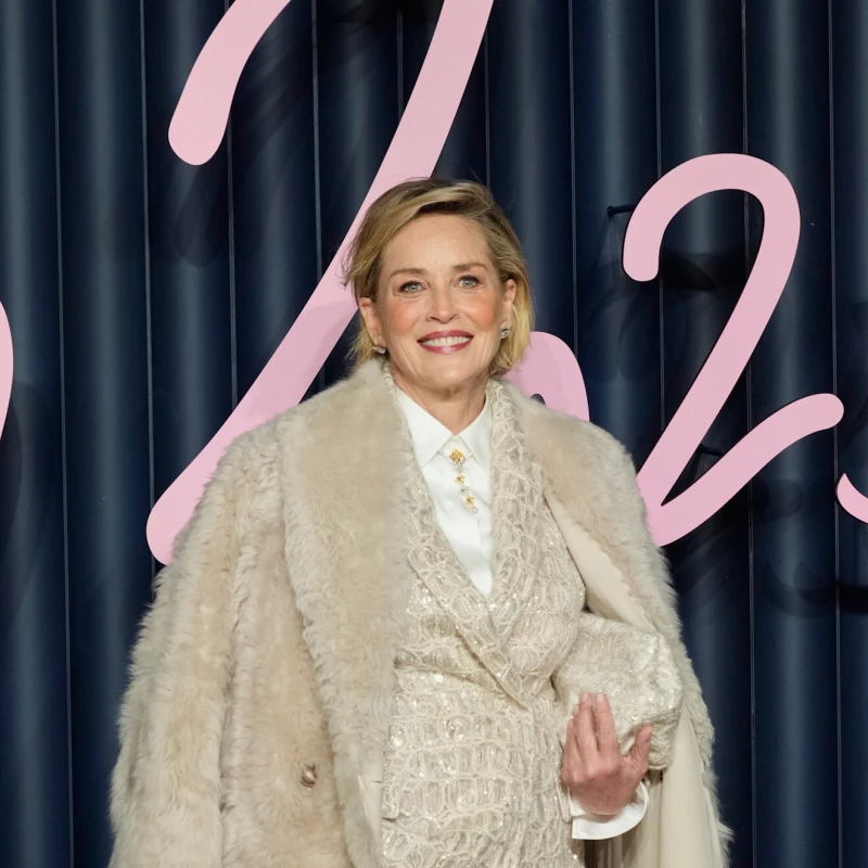 Sharon Stone nam je dokazala da je bijelo odijelo savršen izbor za svečana događanja