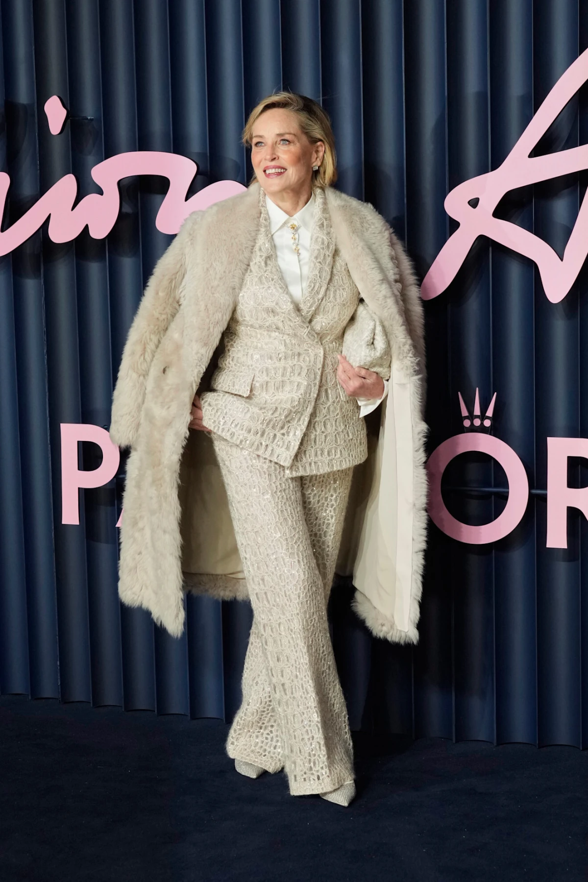 Sharon Stone nam je dokazala da je bijelo odijelo savršen izbor za svečana događanja