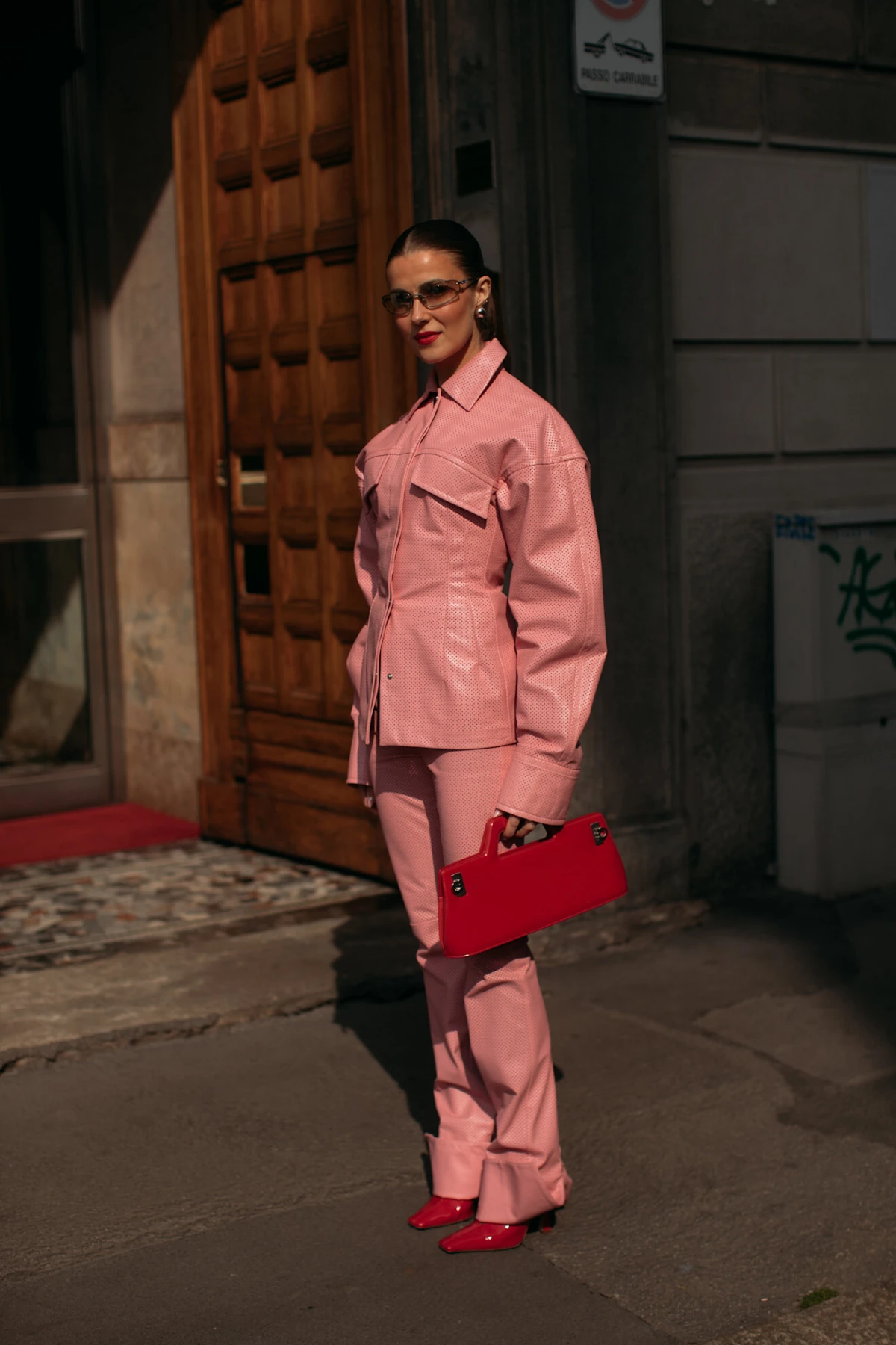 Crne kožne hlače su klasika koju trebamo u ormaru, ali ove boje su još više cool