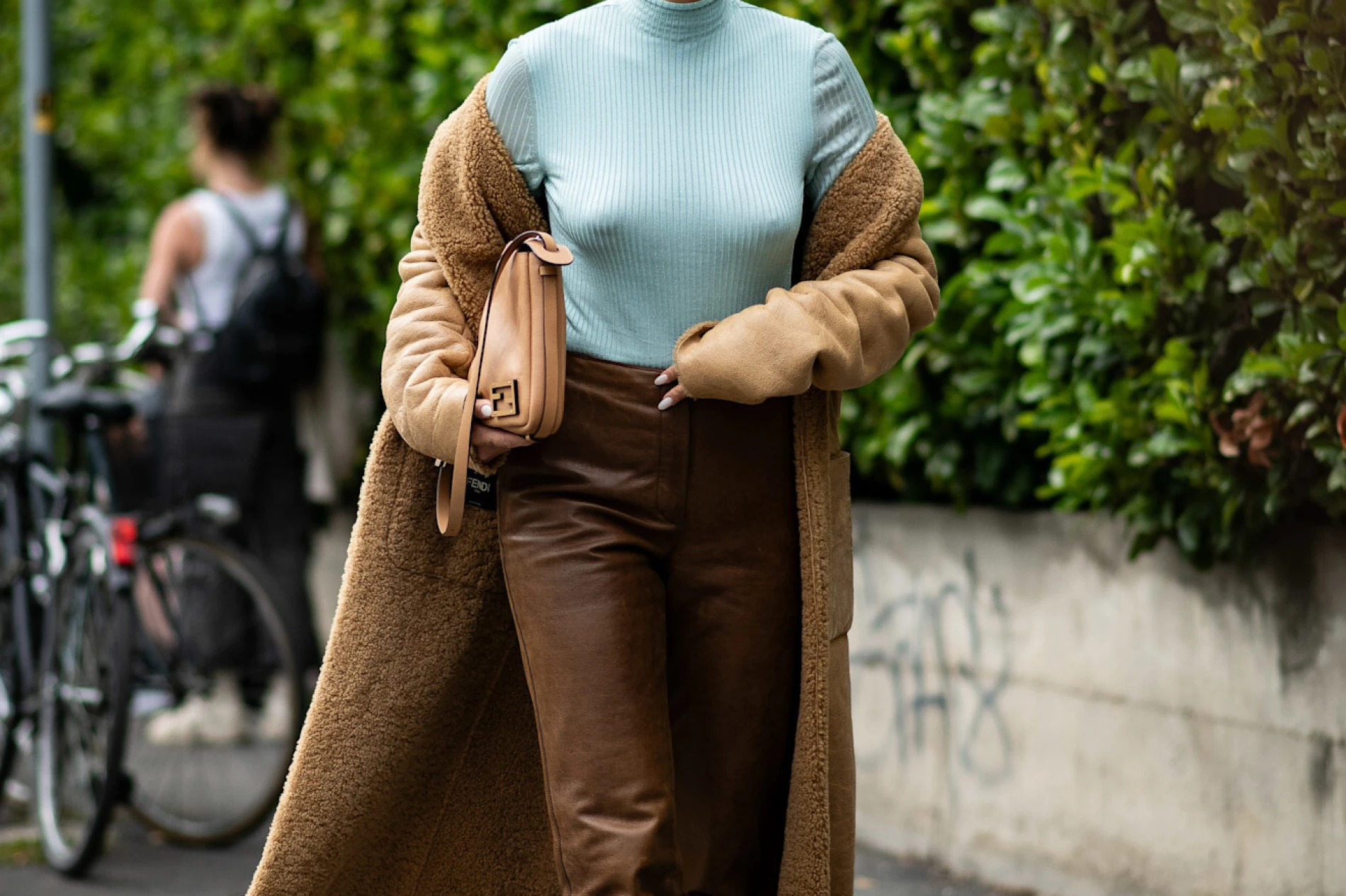 Crne kožne hlače su klasika koju trebamo u ormaru, ali ove boje su još više cool