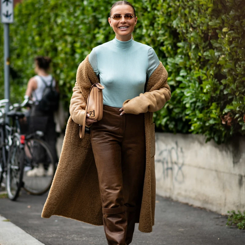 Crne kožne hlače su klasika koju trebamo u ormaru, ali ove boje su još više cool