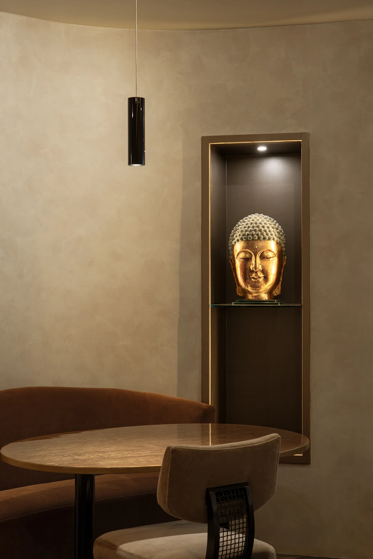 Od ovogodišnje Pantoneove boje Mocha Mousse se opraštamo ovim divnim interijerom poznatog restorana