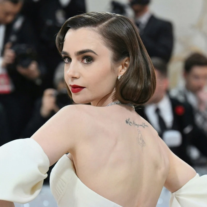 2025. je definitivno godina Lily Collins: Od majčinstva do povratka u kultnu seriju