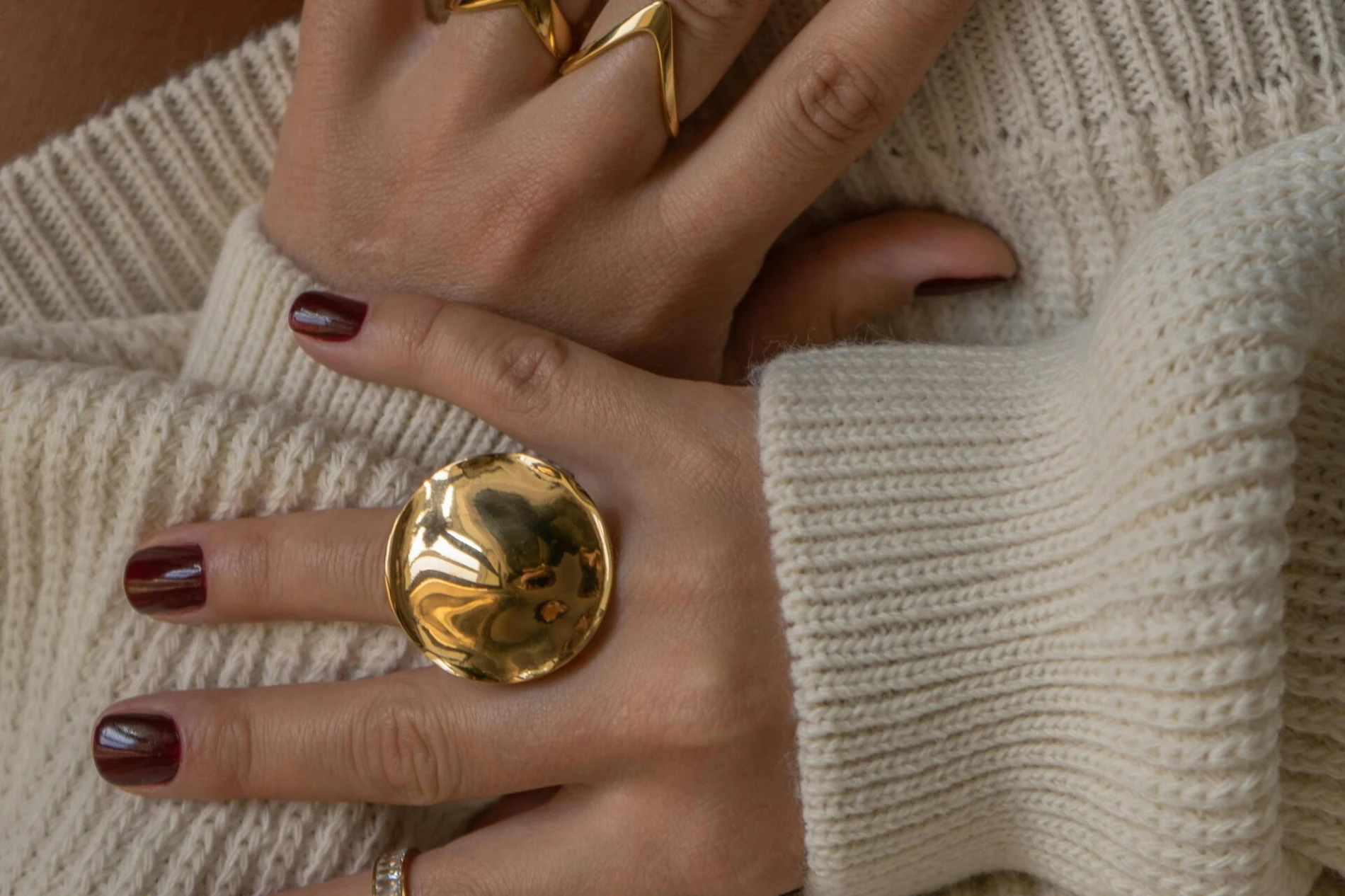 Ovih blagdana obožavamo bordo manikuru s raznolikim teksturama