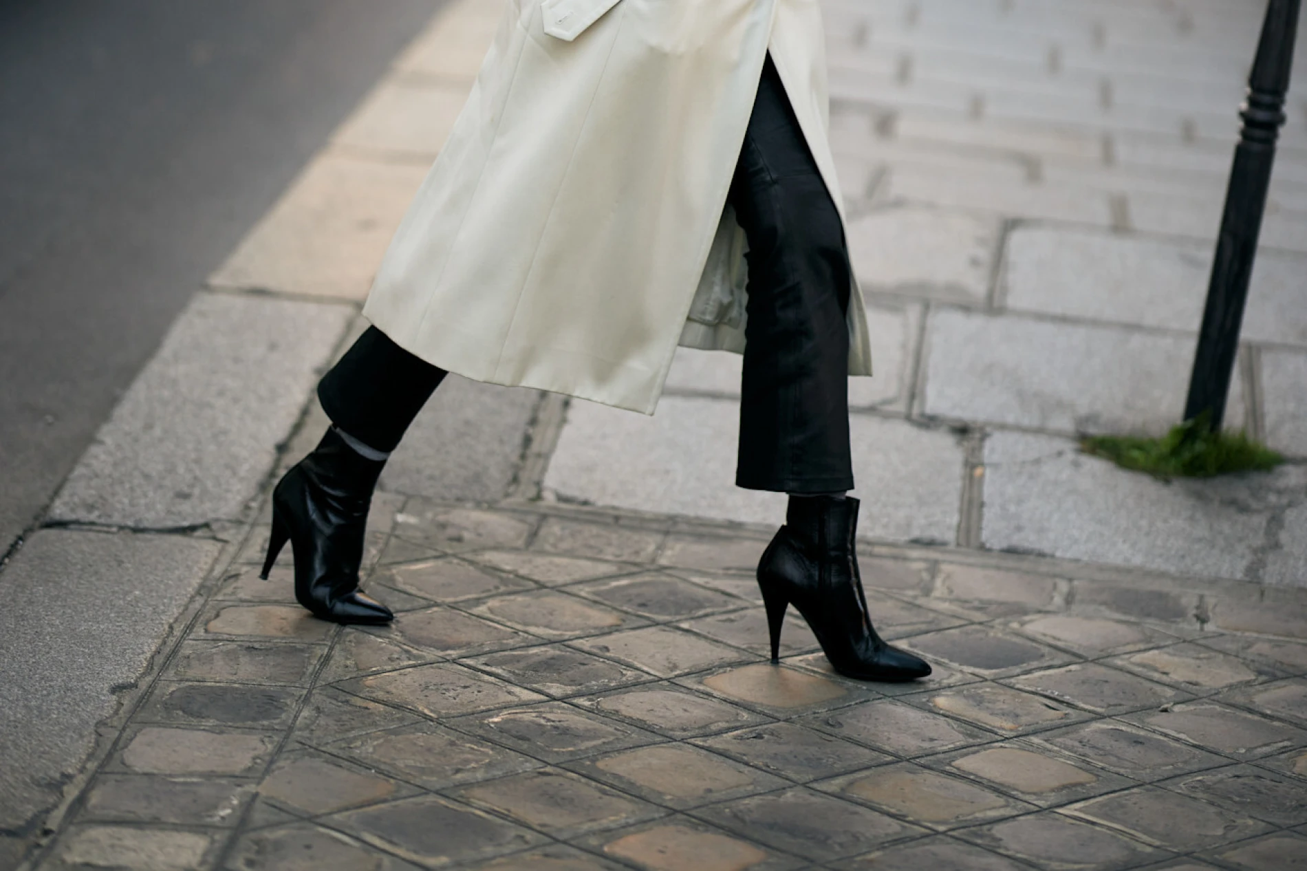 Pronašli smo 12 modela crnih gležnjača s visokom petom do 50 eura