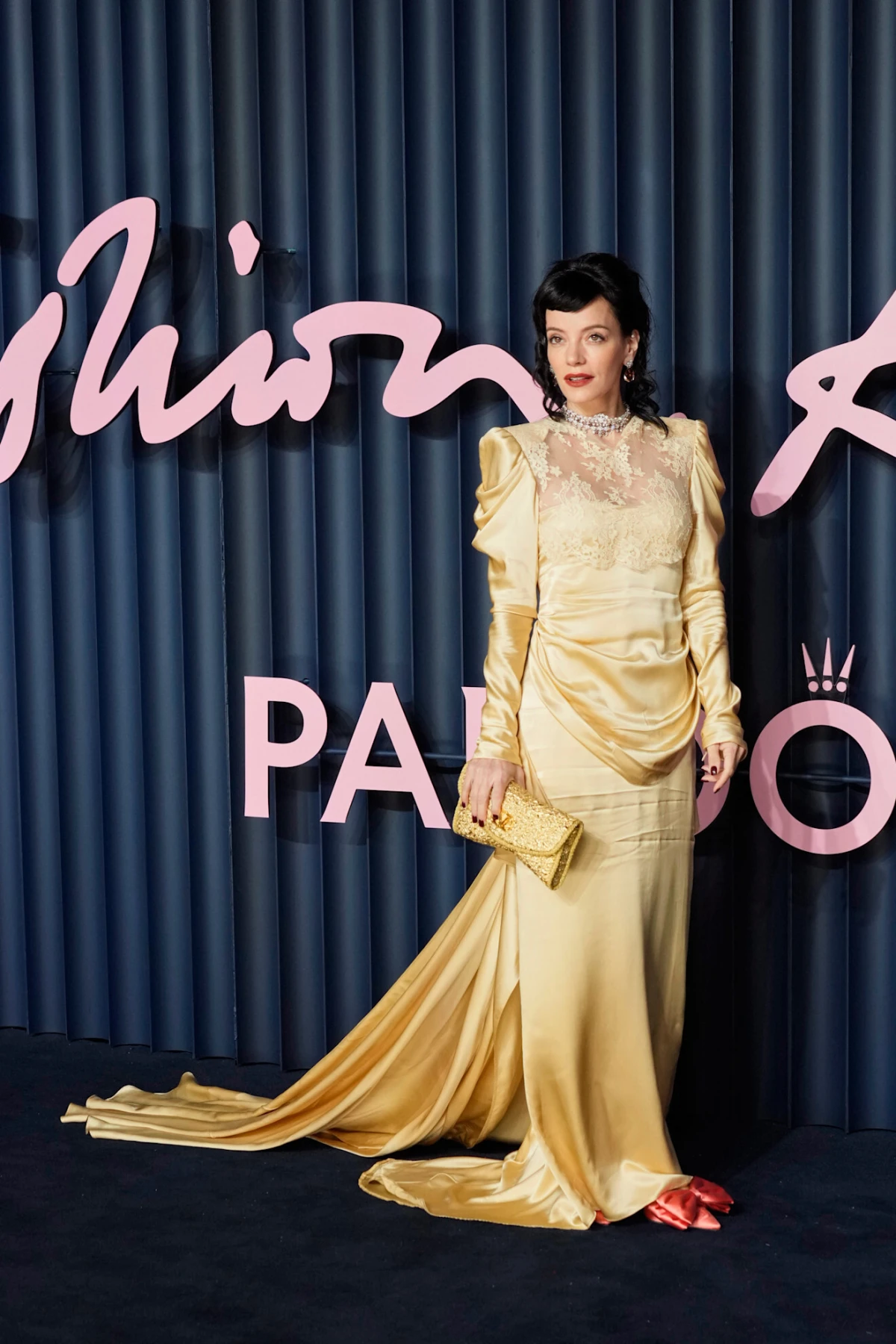 Dakota Johnson je glumila ''Madeline'' tijekom nastupa Lily Allen u emisiji SNL