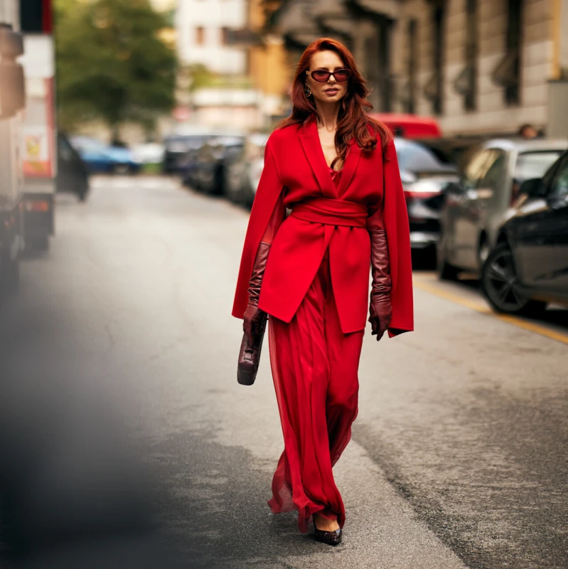 Crveni blejzeri su komad koji svaku kombinaciju podižu u trenu, a idealni su za blagdane