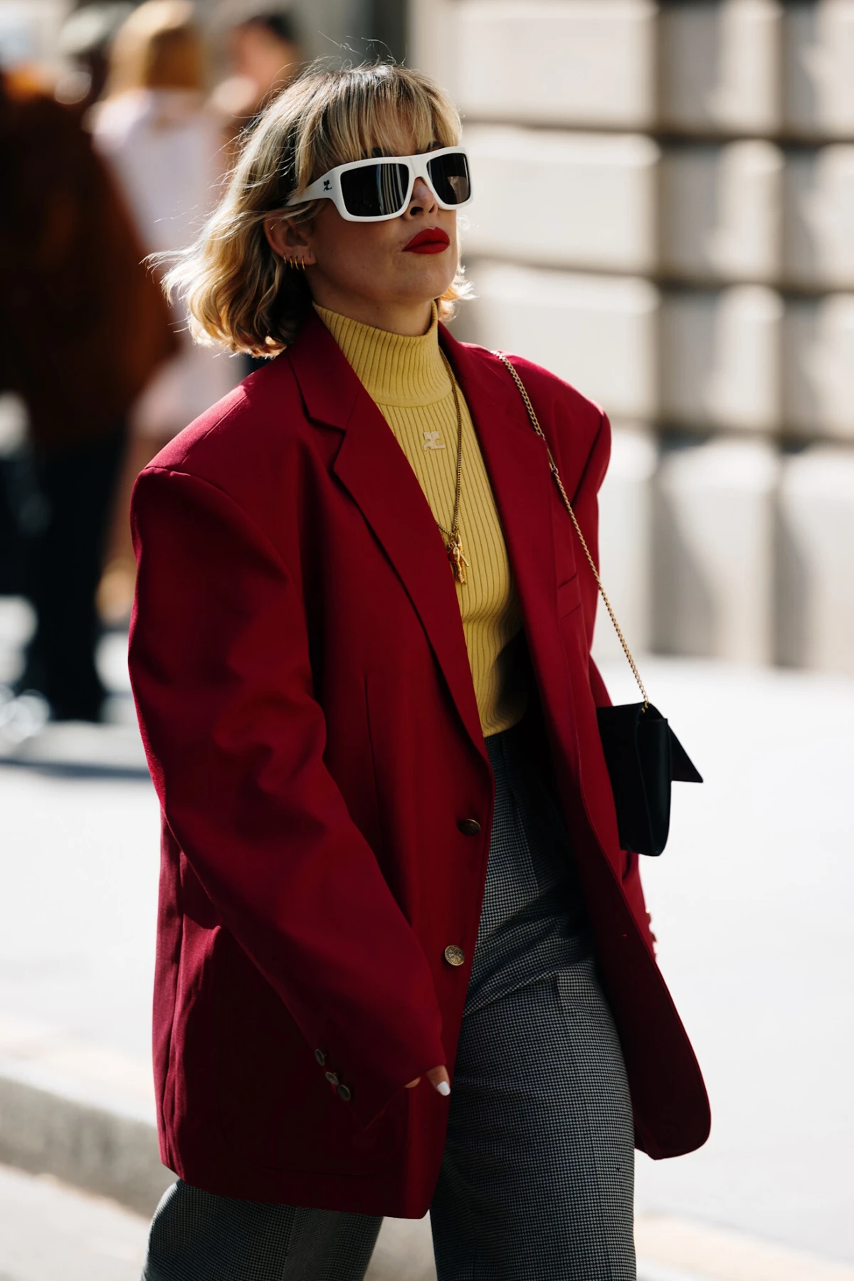 Crveni blejzeri su komad koji svaku kombinaciju podižu u trenu, a idealni su za blagdane