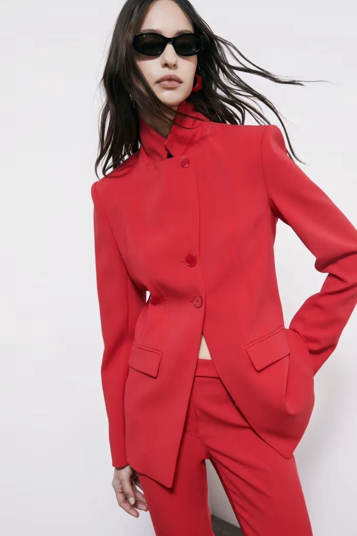 Crveni blejzeri su komad koji svaku kombinaciju podižu u trenu, a idealni su za blagdane