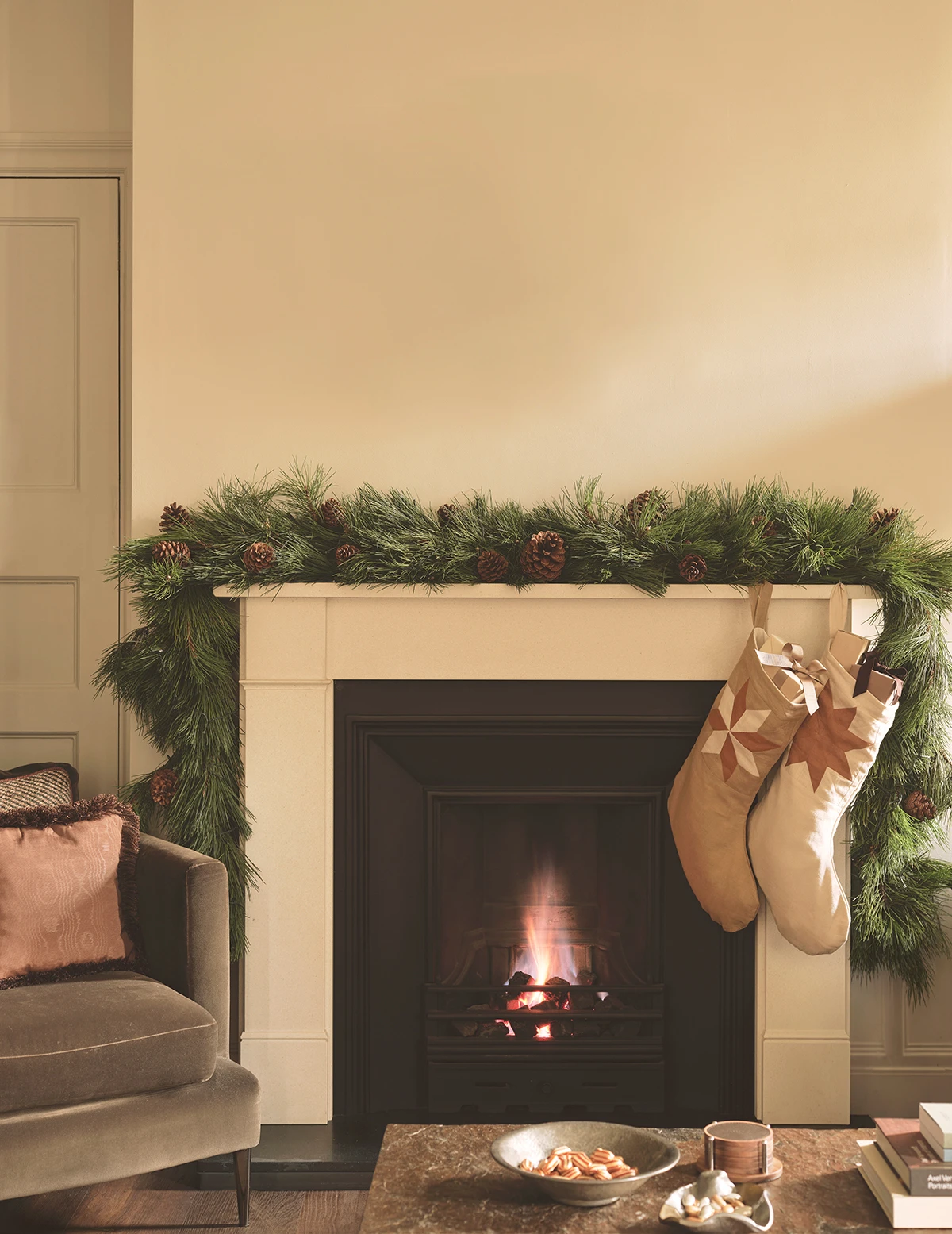 Zavirili smo u stan poznatog britanskog kreativca čije su nas božićne dekoracije odu&scaron;evile