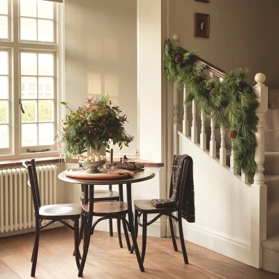 Zavirili smo u stan poznatog britanskog kreativca čije su nas božićne dekoracije odu&scaron;evile