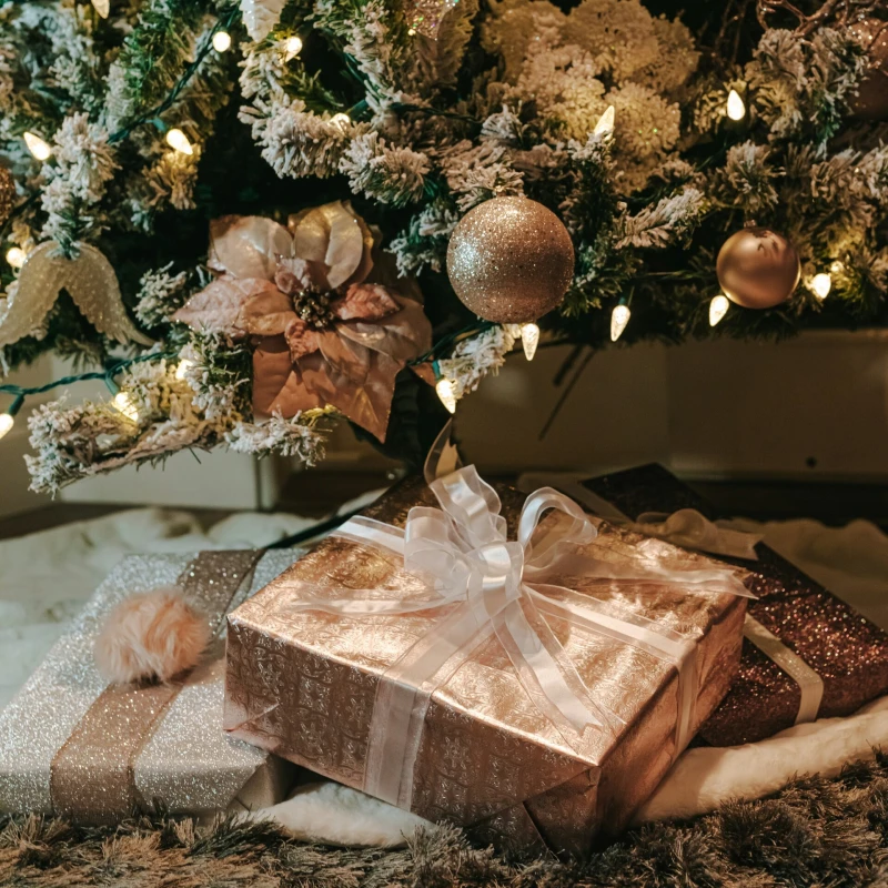 Zamatanje poklona u zadnji tren: Trikovi koji izgledaju promi&scaron;ljeno i elegantno