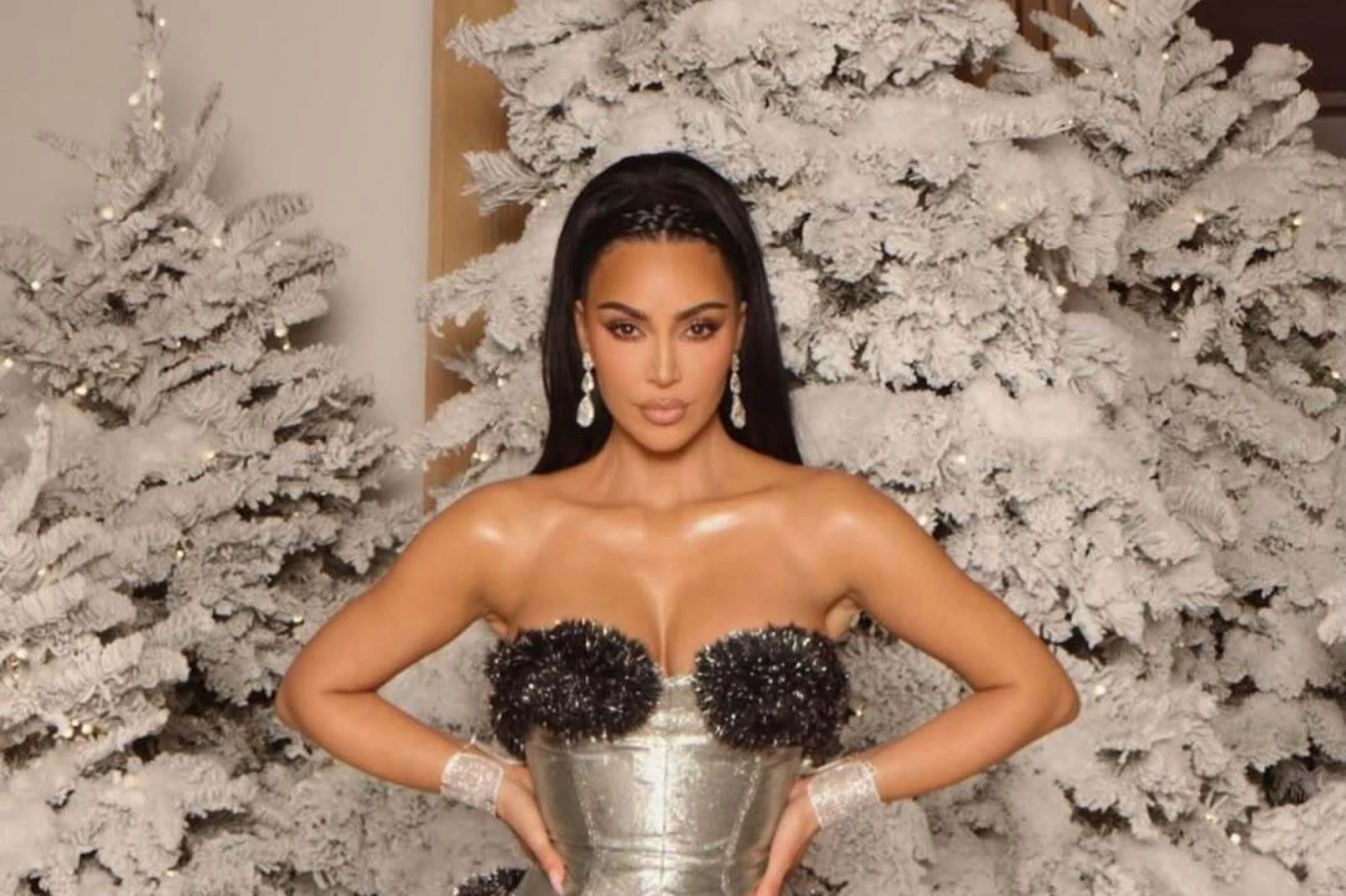 Kim Kardashian zablistala u vintage Mugler kombinaciji na božićnoj zabavi