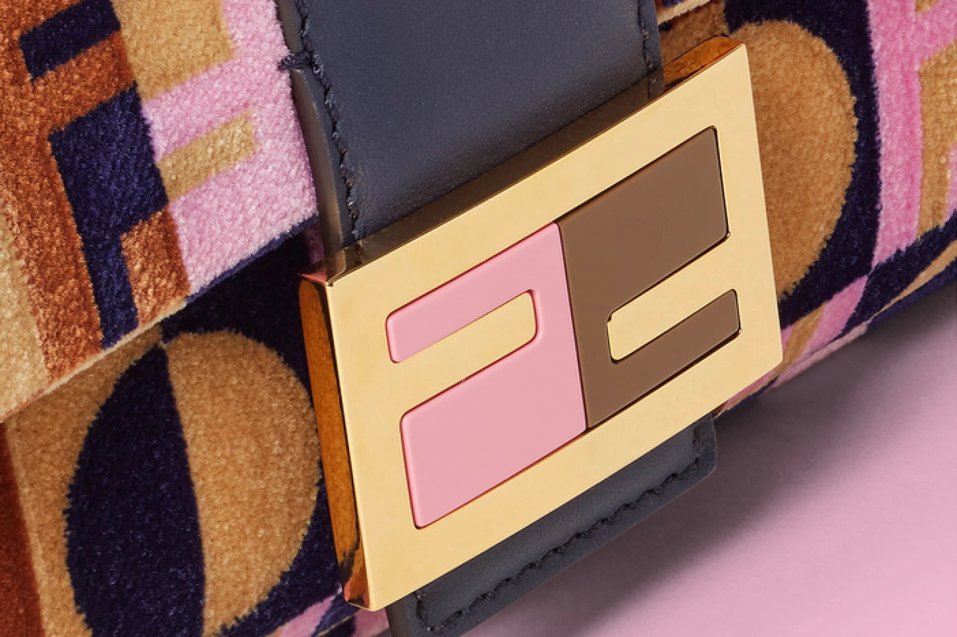 Kultna Fendi torbica dobila je svoju Emily u Parizu verziju