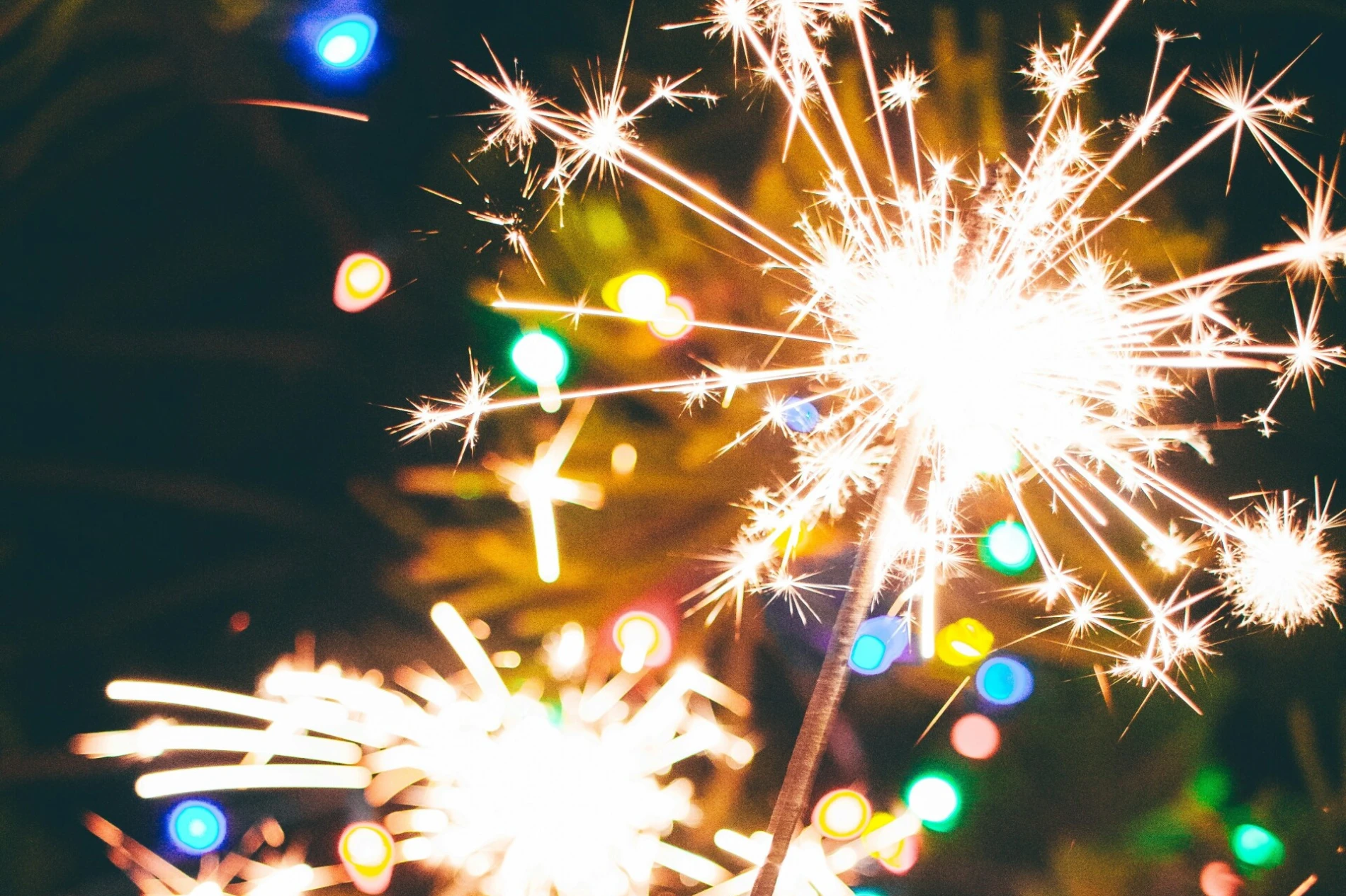 Hosting trikovi za Novu godinu: Kako organizirati slavlje koje će se pamtiti?