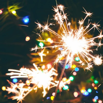 Hosting trikovi za Novu godinu: Kako organizirati slavlje koje će se pamtiti?