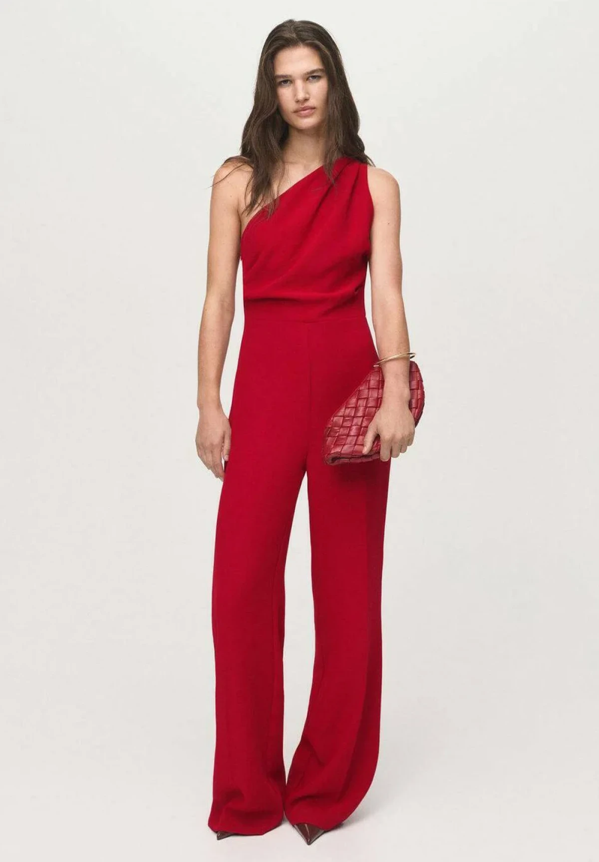 8 komada u crvenoj boji koje kupujemo na sniženju, a nosimo na Novu godinu