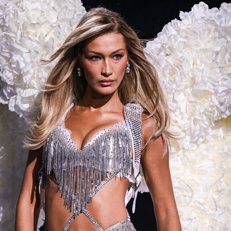 Bella Hadid donosi &bdquo;naked dressing&ldquo; u Aspen i potvrđuje da je sezona mode službeno otvorena