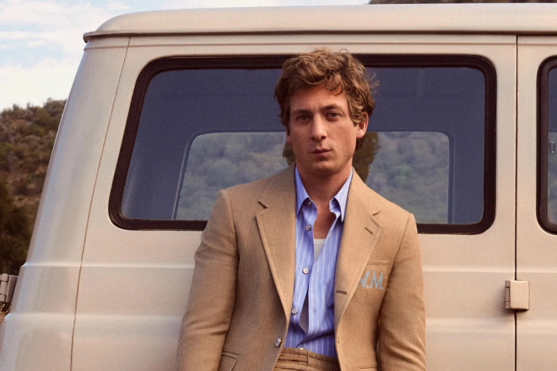 Jeremy Allen White izgleda odlično u novoj Louis Vuitton kampanji